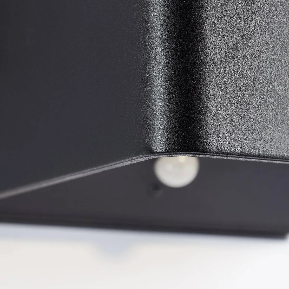 Iseo, genopladelig trådløs væglampe med akku, med bevægelsessensor, IP44, LED 4W, 300 lumen, 3000K, med batteriindikator fra Brilliant i Sort – produktbillede 3 af 5