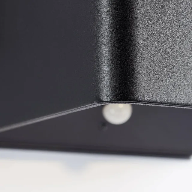 Iseo, genopladelig trådløs væglampe med akku, med bevægelsessensor, IP44, LED 4W, 300 lumen, 3000K, med batteriindikator fra Brilliant i Sort – produktbillede 3 af 5