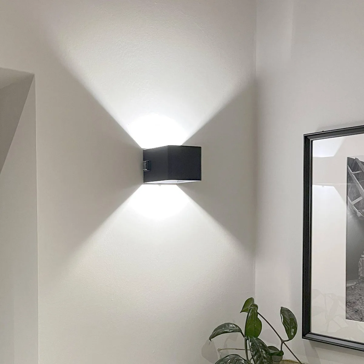 Iseo, genopladelig trådløs væglampe med akku, med bevægelsessensor, IP44, LED 4W, 300 lumen, 3000K, med batteriindikator fra Brilliant i Sort – produktbillede 2 af 5