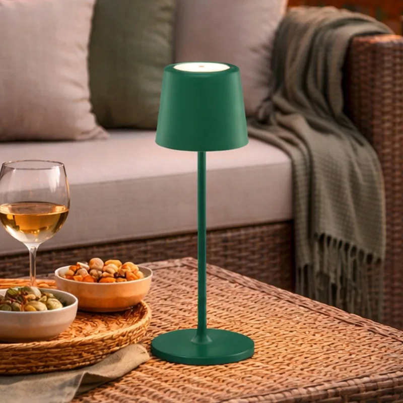 Kaami LED tafellamp op accu, groen, hoogte 37 cm, IP44, dimbaar. från Brilliant i Mörkgrön – produktbild