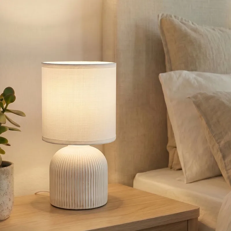 Ino - Tafellamp slaapkamer - met stoffen kap & keramiek voet - bedlamp - tafellampje - Ø15cm x 28 cm von Briloner in Weiß – Produktfoto