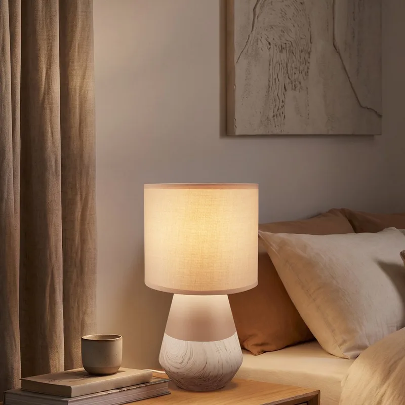 Linda - Tafellamp slaapkamer - met stoffen kap & keramiek voet - bedlamp - tafellampje - Ø18cm x 34cm - beige/hout van Briloner in Beige – productfoto