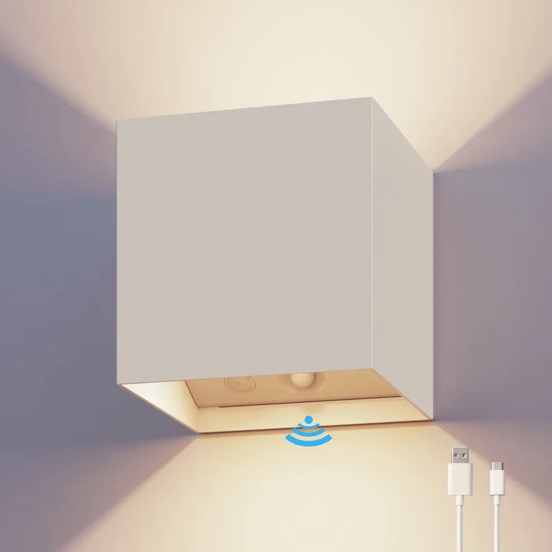 Volterra Oplaadbare Wandlamp Kubus Wit - Oplaadbaar - Up & Down Tuinverlichting - Warm Wit Licht - Voor Binnen en Buiten - Waterdicht - Eenvoudige Installatie - Akku en Draadloos - Bewegingssensor fra Calex i Hvid – produktbillede