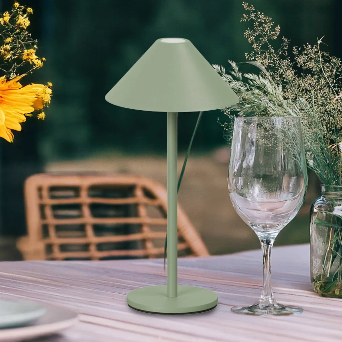 LED-batteridrevet bordlampe Prato, salviegrøn Højde 25 cm Metal IP54 fra FH Lighting i Saliegroen – produktbillede