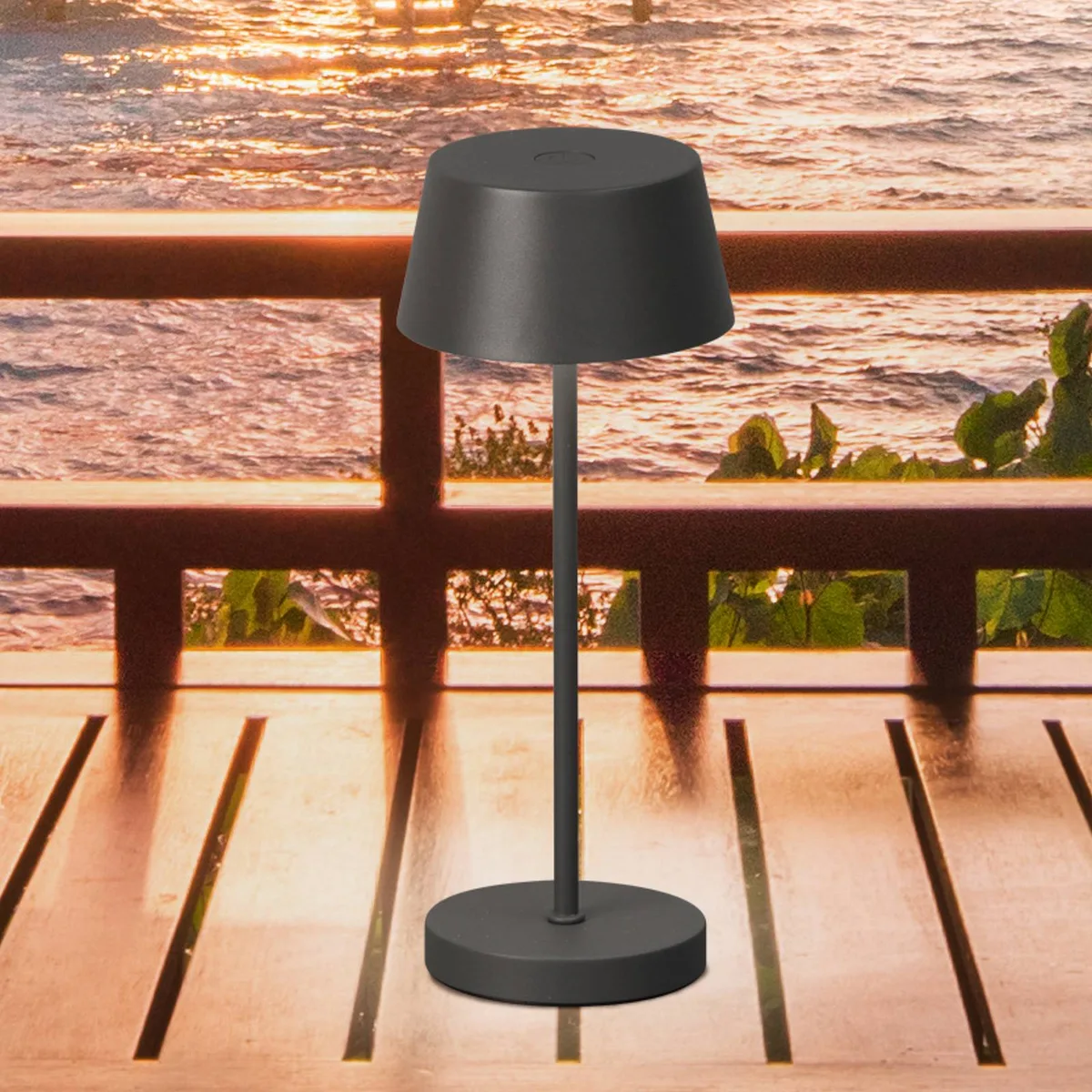 LED-batterij-tafellamp Sienna Pro, 24 cm, metaal IP54 de FH Lighting en Zandgrijs – photo produit