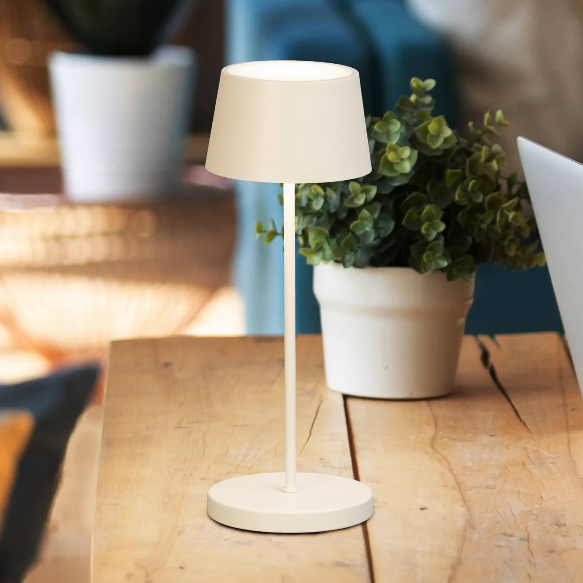 LED-batteridriven bordslampa Asena Pro sandbeige, 30 cm metall IP54 från FH Lighting i Zandbeige – produktbild