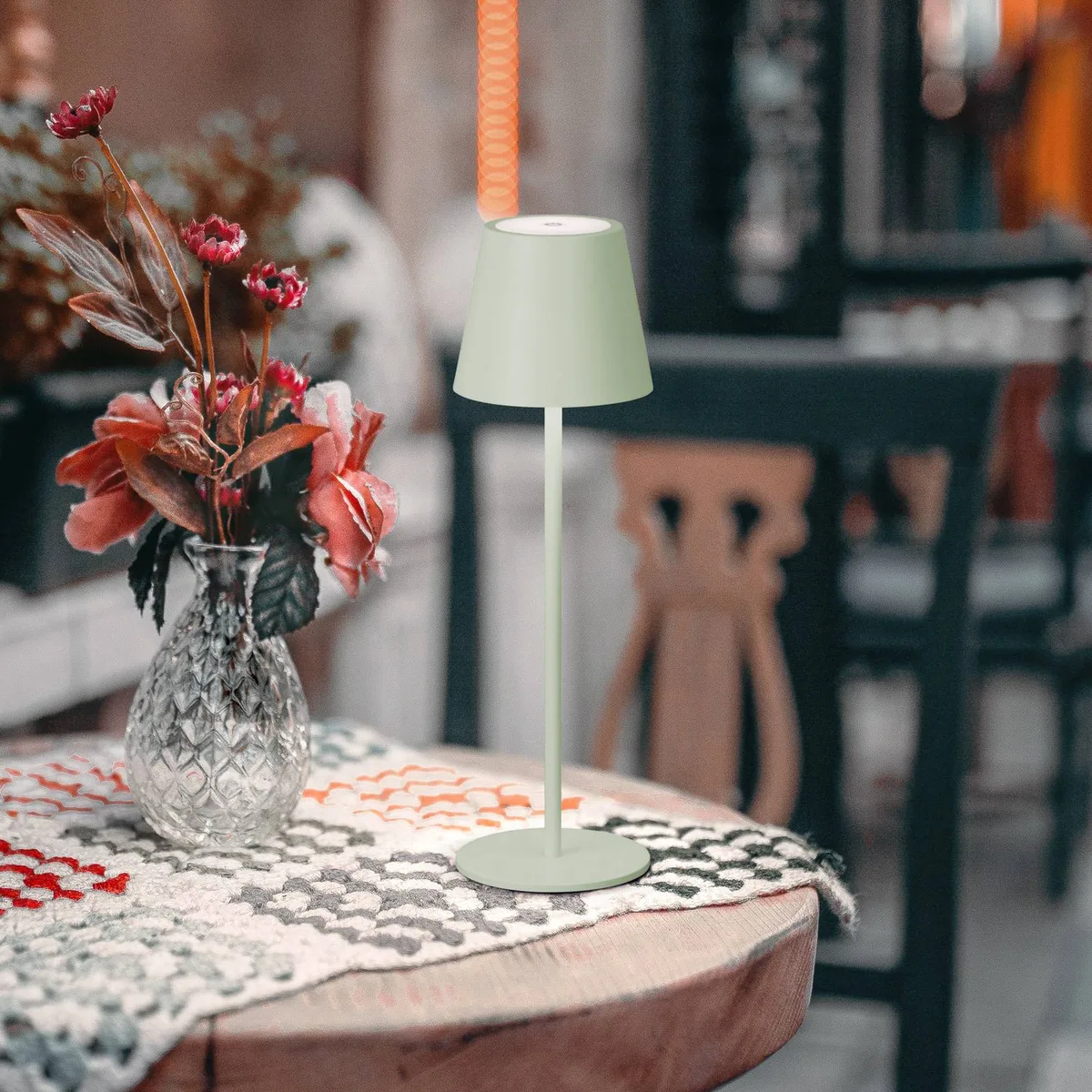 LED tafellamp op accu Viletto, IP54 de FH Lighting en Saliegroen – photo produit