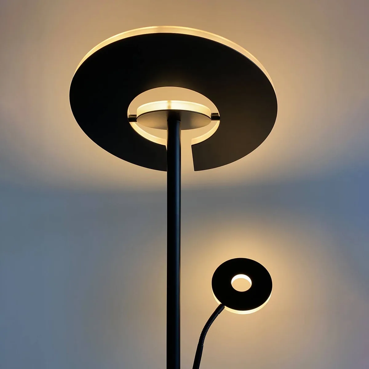 LED floor lamp Dent, black, 180 cm, CCT, 2-lamps fra Fischer & Honsel i Zwart mat – produktbillede 4 af 5