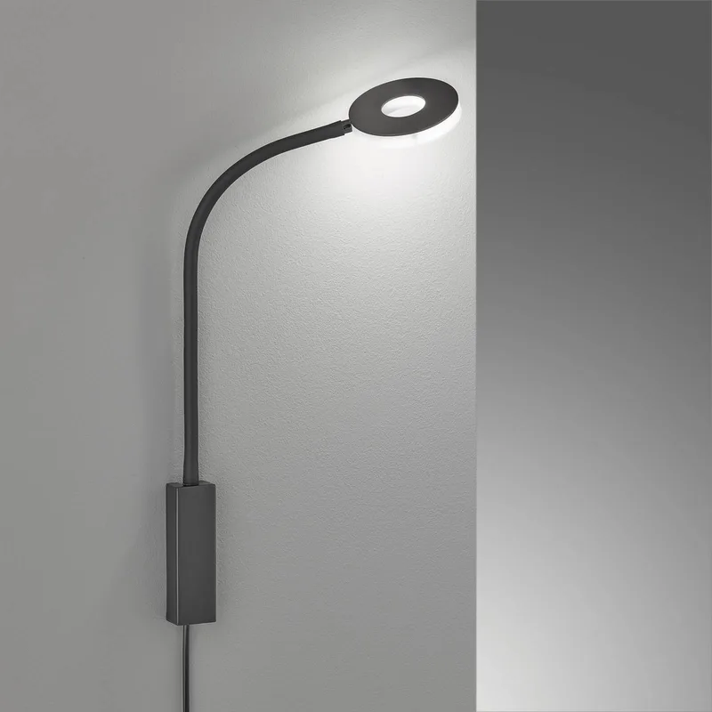Cama LED-væglampe med justerbar arm fra Fischer & Honsel i Zandzwart – produktbillede