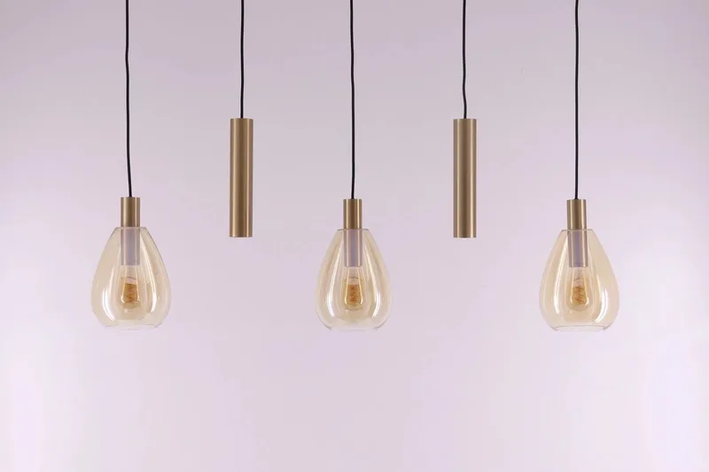 Hanglamp 3 amber glazen 2 gouden kokers fra Freelight i Sort, Guld – produktbillede