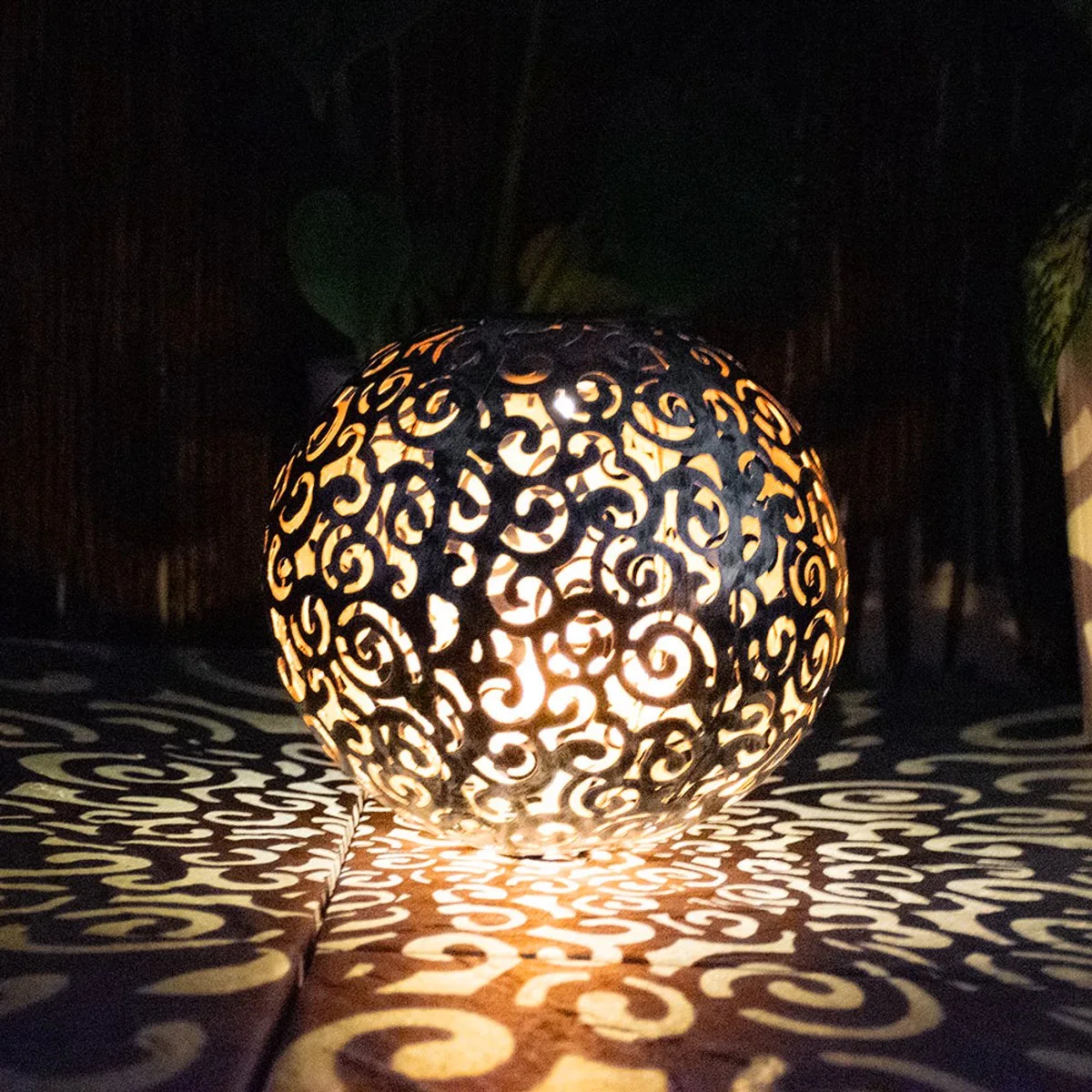 Solarlamp solar globe voor buiten zilverkleurige plug-in lamp tuin oriëntaalse globe, met lichteffect en grondspies, 1x LED 3000 Kelvin, DxH 18,5x54 cm by Globo in Silver – product photo