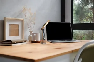 Tischleuchte AVERIE, LED fest integriert, Tischleuchte Holz/Schwarz/Gold, Touchdimmer, USB, LED 2W von Globo in Braun – Produktfoto 2 von 5