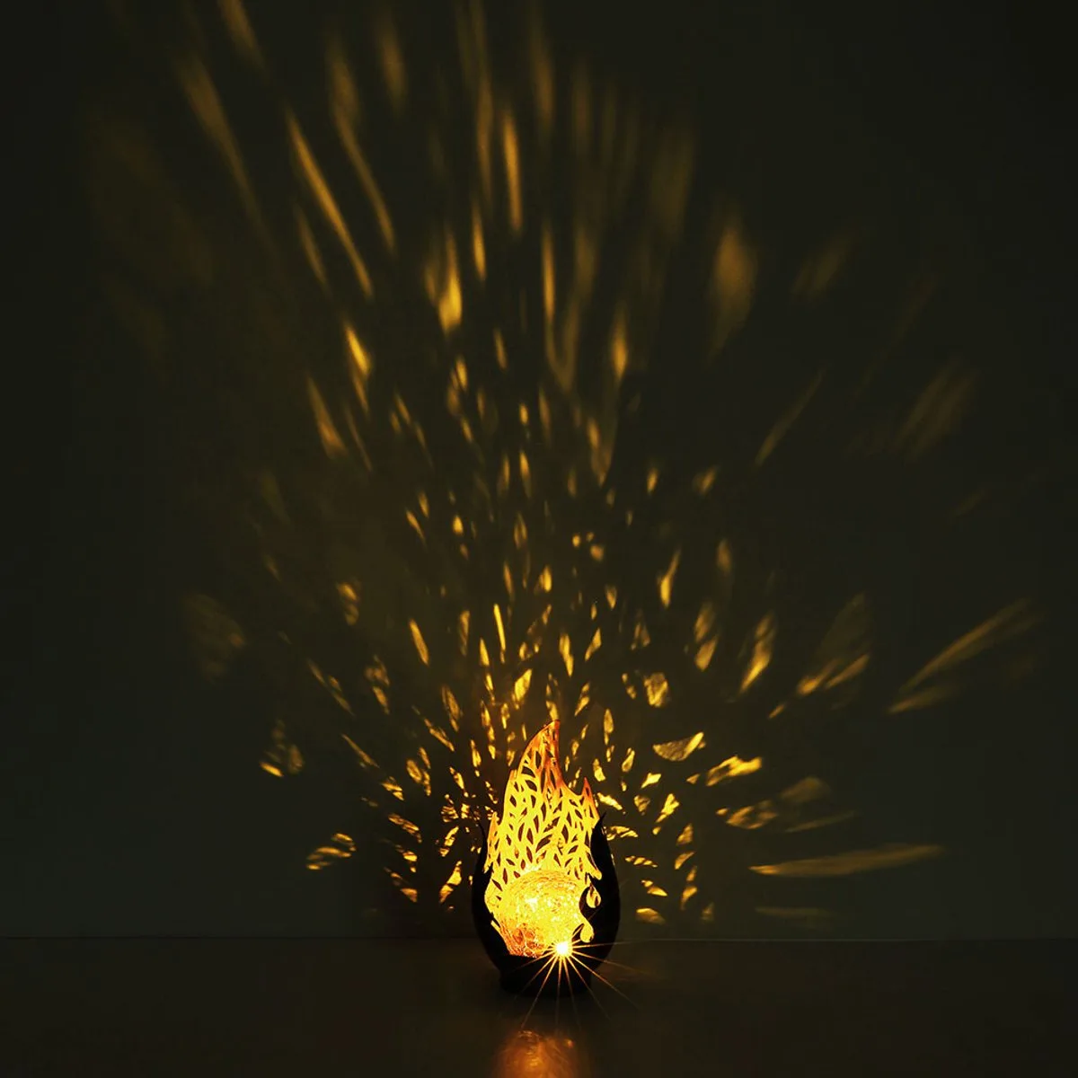 Tuindecoratie solarlamp voor balkondecoratie buiten goud vlam optiek glazen bol, IP44 oplaadbare batterij metalen decoratieve ponsen, 1x LED, LxBxH 16,5x12,5x26,5cm by Globo in Black – product photo