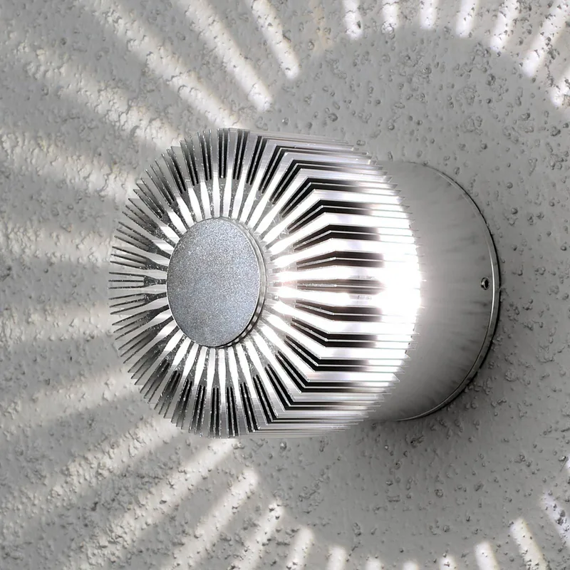 LED-Außenwandlampe Monza Strahlen rund silber 9cm von Konstsmide in Zilvergrijs – Produktfoto