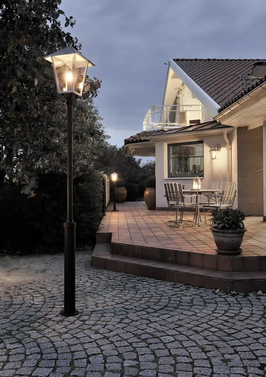 Konstsmide 437-320 Benu Außenstandleuchte Energiesparlampe, LED E27 100 W Stahl von Konstsmide in Acier – Produktfoto