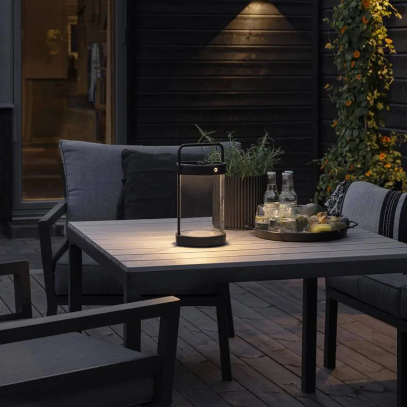 LED solarlantaarn Crotone, dimbaar, USB fra Konstsmide i Sort, Helder – produktbillede