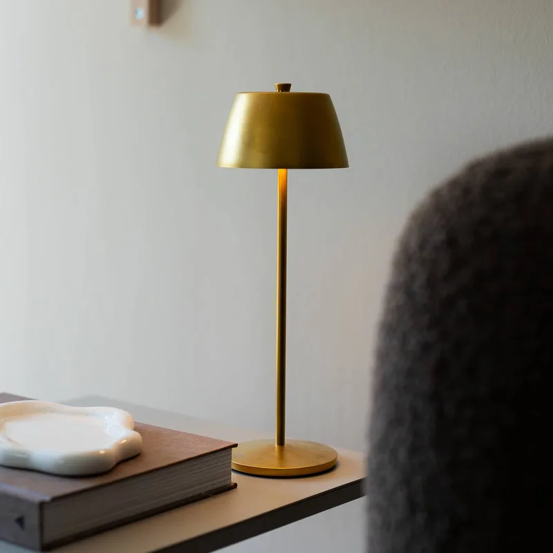 LED tafellamp op accu Eze, matgoud, 32 cm, IP54, USB de Konstsmide en Or – photo produit