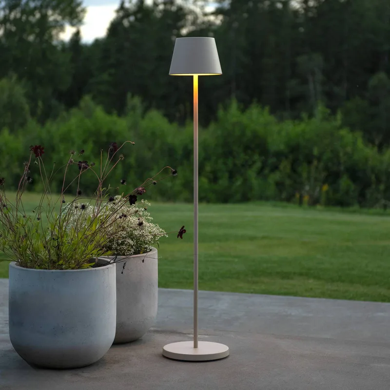 LED vloerlamp Pomezia, 124 cm, IP54, USB de Konstsmide en Zandkleurig – photo produit