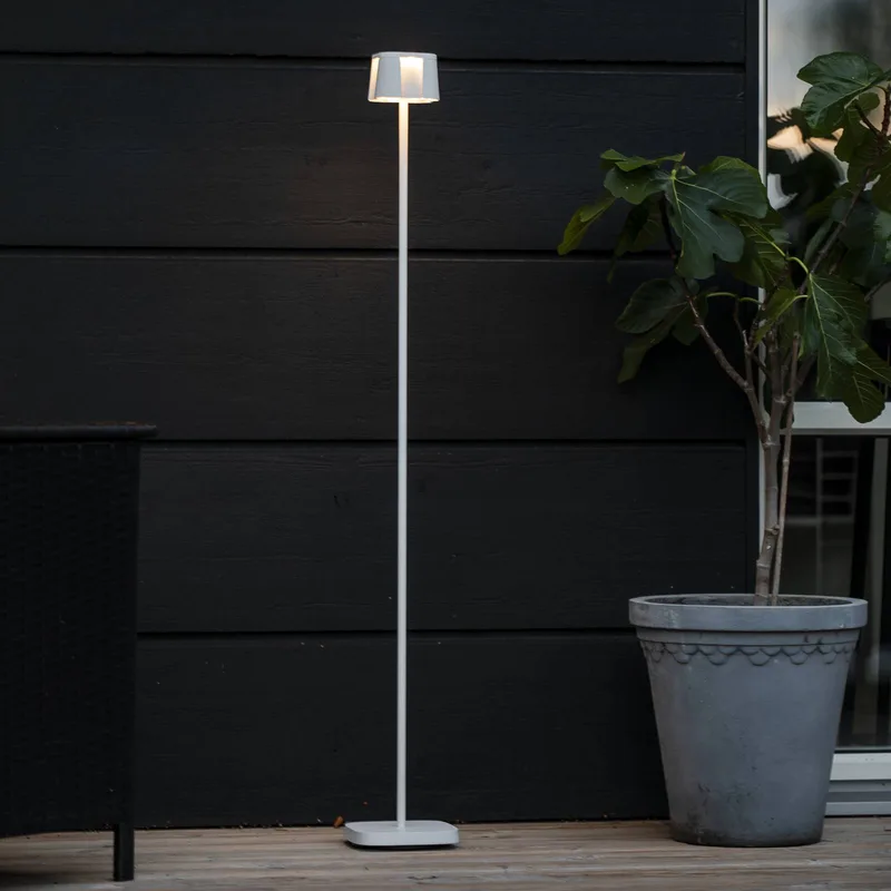 Mooie LED vloerlamp, aluminium, IP54, dimmer, CCT fra Konstsmide i Hvid – produktbillede