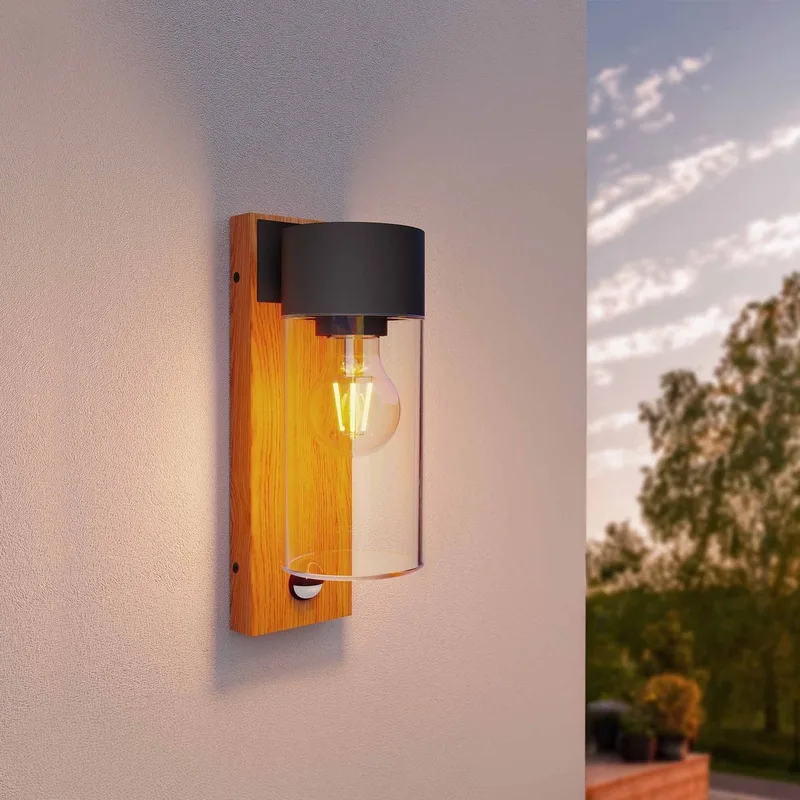 Wandlamp Buiten – Hout – E27 Fitting – IP44 – Aluminium von Ledvion in Met Sensor – Produktfoto