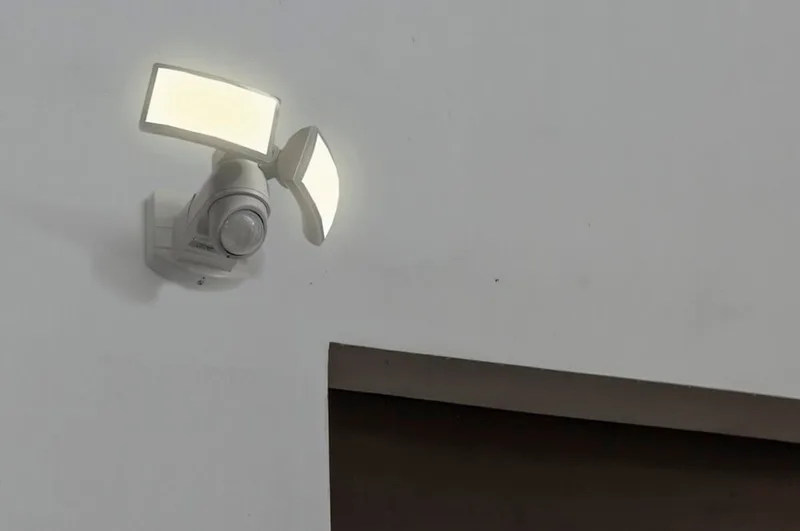 Arc - LED wandlamp voor buiten met sensor - PIR bewegingssensor - Dag/nacht sensor - 1200Lm krachtige schijnwerper - 5000K helder licht - IP54 extra weerbestendig fra Lutec i Hvid – produktbillede