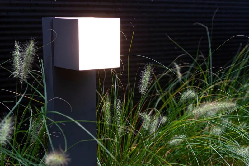 Cuba - Sokkellamp met stopcontact zijaarding - Draaibare lichtkop - Aluminium - LED - 500 Lumen - 3000K warm wit licht - Donkergrijs fra Lutec i Grå – produktbillede