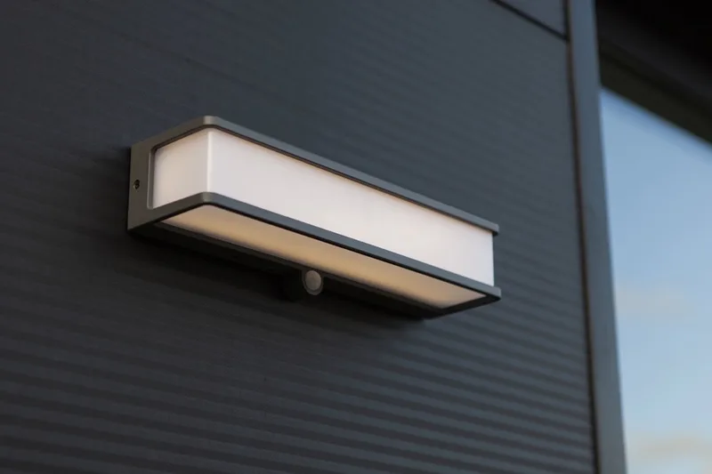 Doblo - Solar wandlamp voor buiten - PIR Bewegingssensor - Aluminium armatuur - LED - 1800 Lumen - 16.5W - 4000K wit licht - Donkergrijs von Lutec in Grau – Produktfoto
