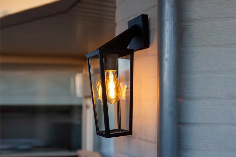 Pine Wandlamp voor buiten - E27 - Mat van Lutec in Zwart – productfoto