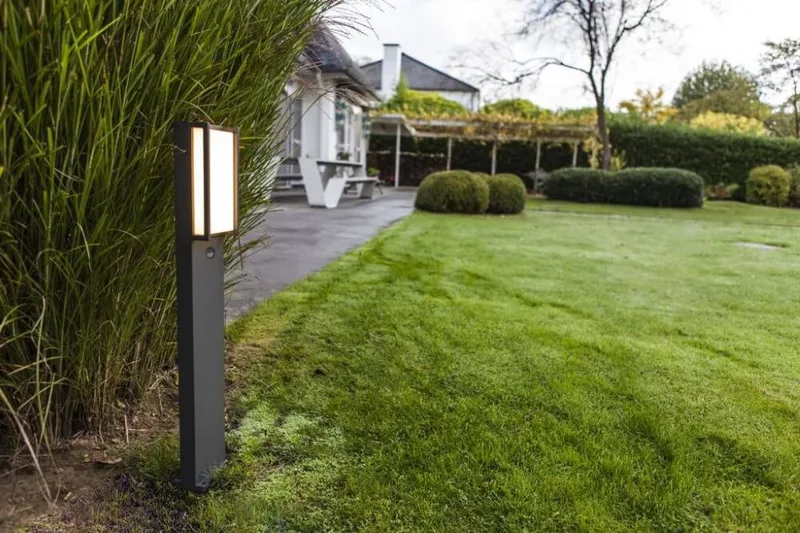 Qubo - Tuinpaal met PIR sensor - LED de Lutec en Gris foncé – photo produit