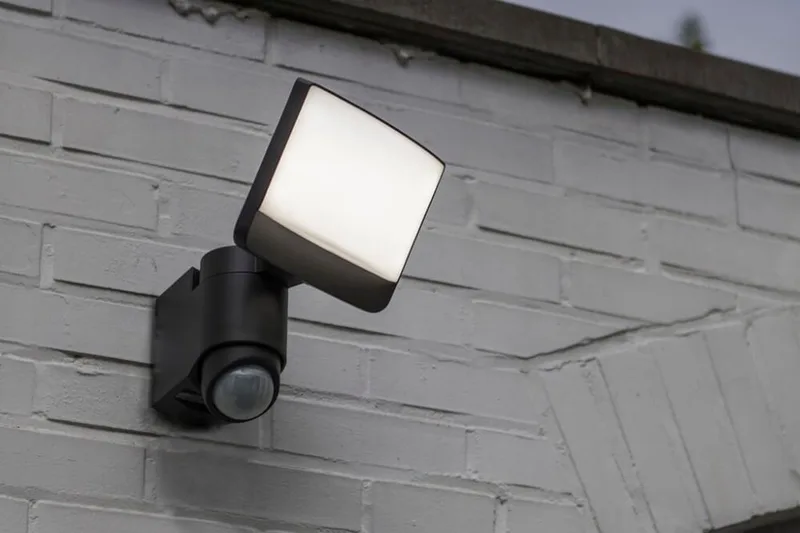 Sunshine - LED wandlamp voor buiten met sensor - PIR bewegingssensor - Dag/nacht sensor - 1100Lm krachtig licht - 5000K helder licht - IP54 extra weerbestendig - Donkergrijs från Lutec i Grå – produktbild