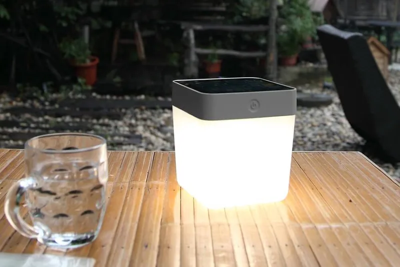 Table Cube - Draagbare LED solarlamp - zilver fra Lutec i Grå – produktbillede
