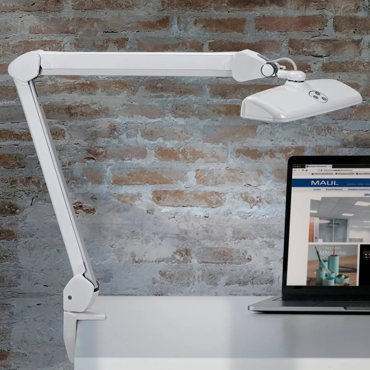 LED-Arbeitsplatzleuchte MAULintro, 52 cm, Klemmfuß från Maul i Vit – produktbild