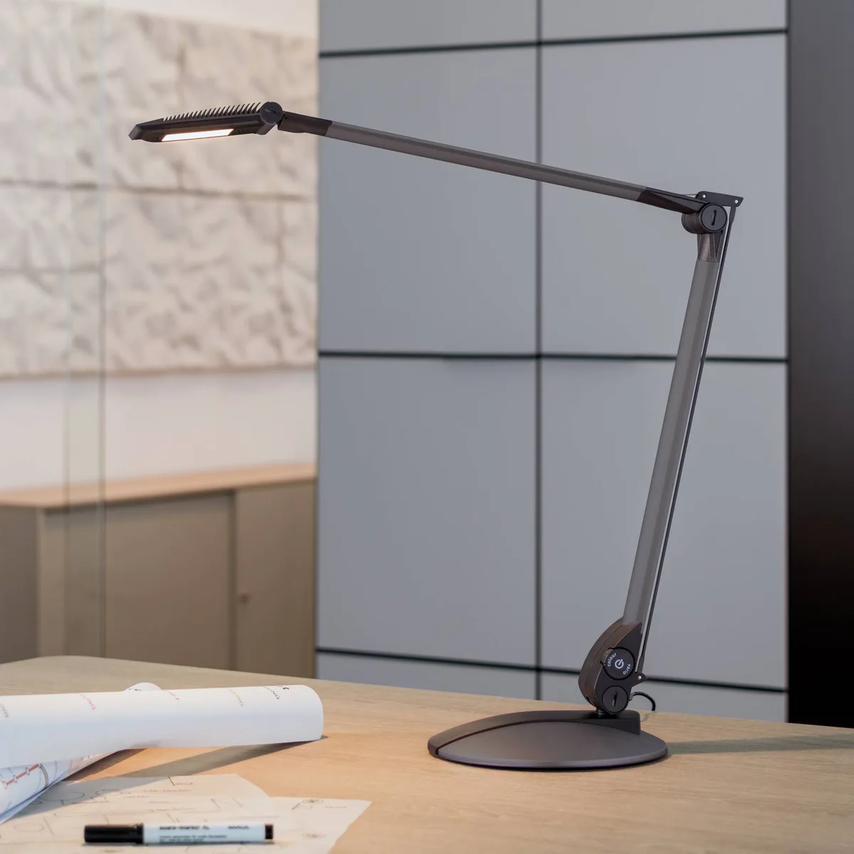 MAULoptimus colour vario 8206789 Lampe à LED de table LED LED anthracite de Maul en Anthracite – photo produit