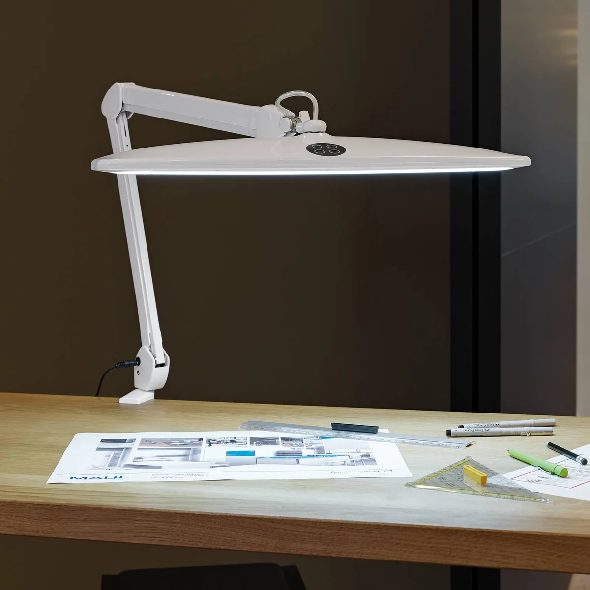 LED klämlampa MAULwerk, höjd 50 cm, dimbar från Maul i Vit – produktbild
