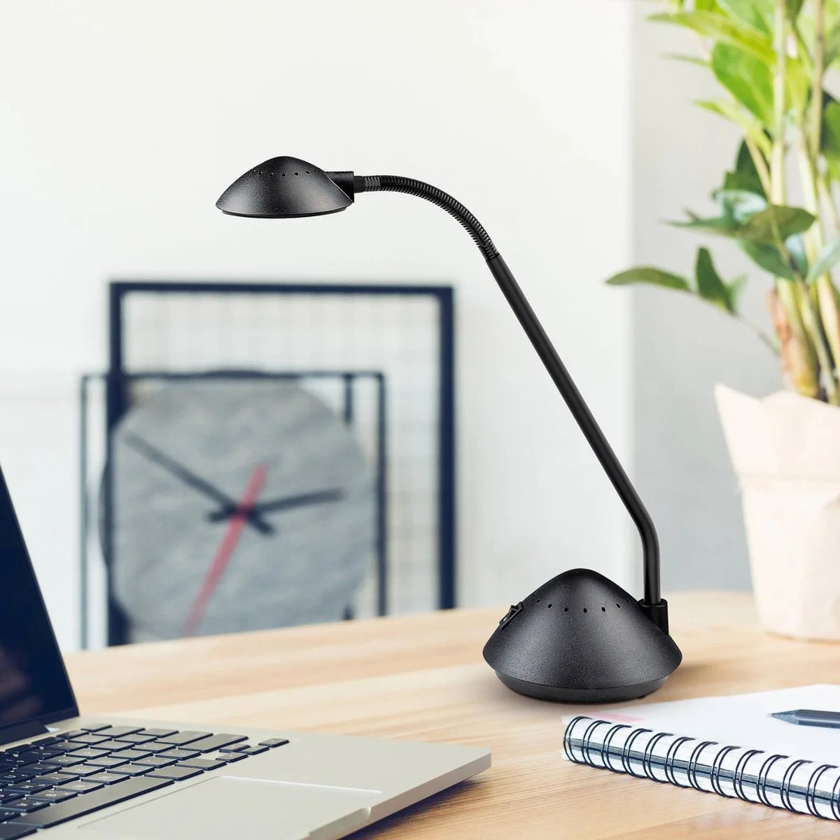 Lampe de table LED MAULarc, hauteur 38 cm, flexible de Maul en Noir – photo produit
