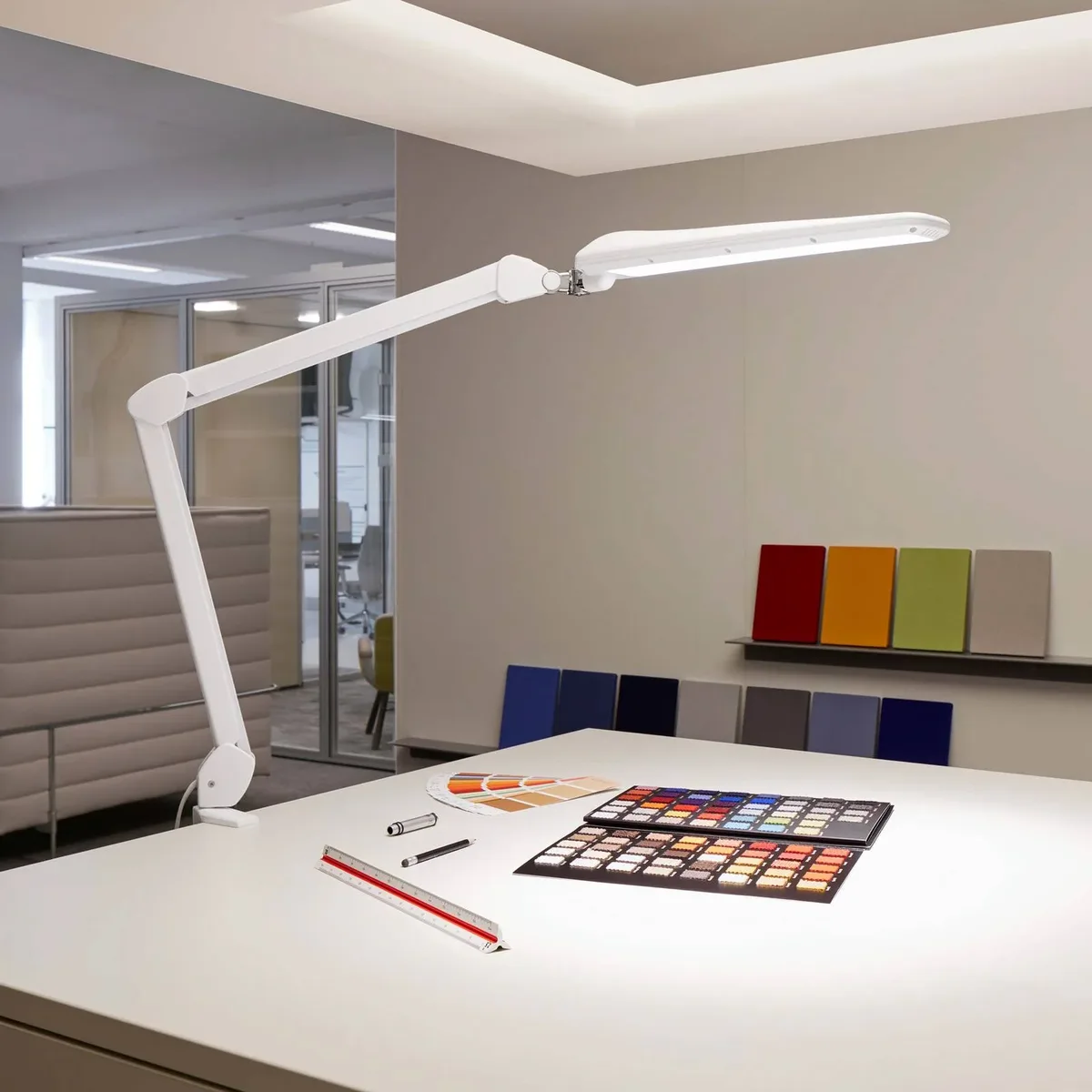 LED tafellamp MAULcraft, wit, 52 cm, klemvoet, dimbaar fra Maul i Wit glanzend – produktbillede