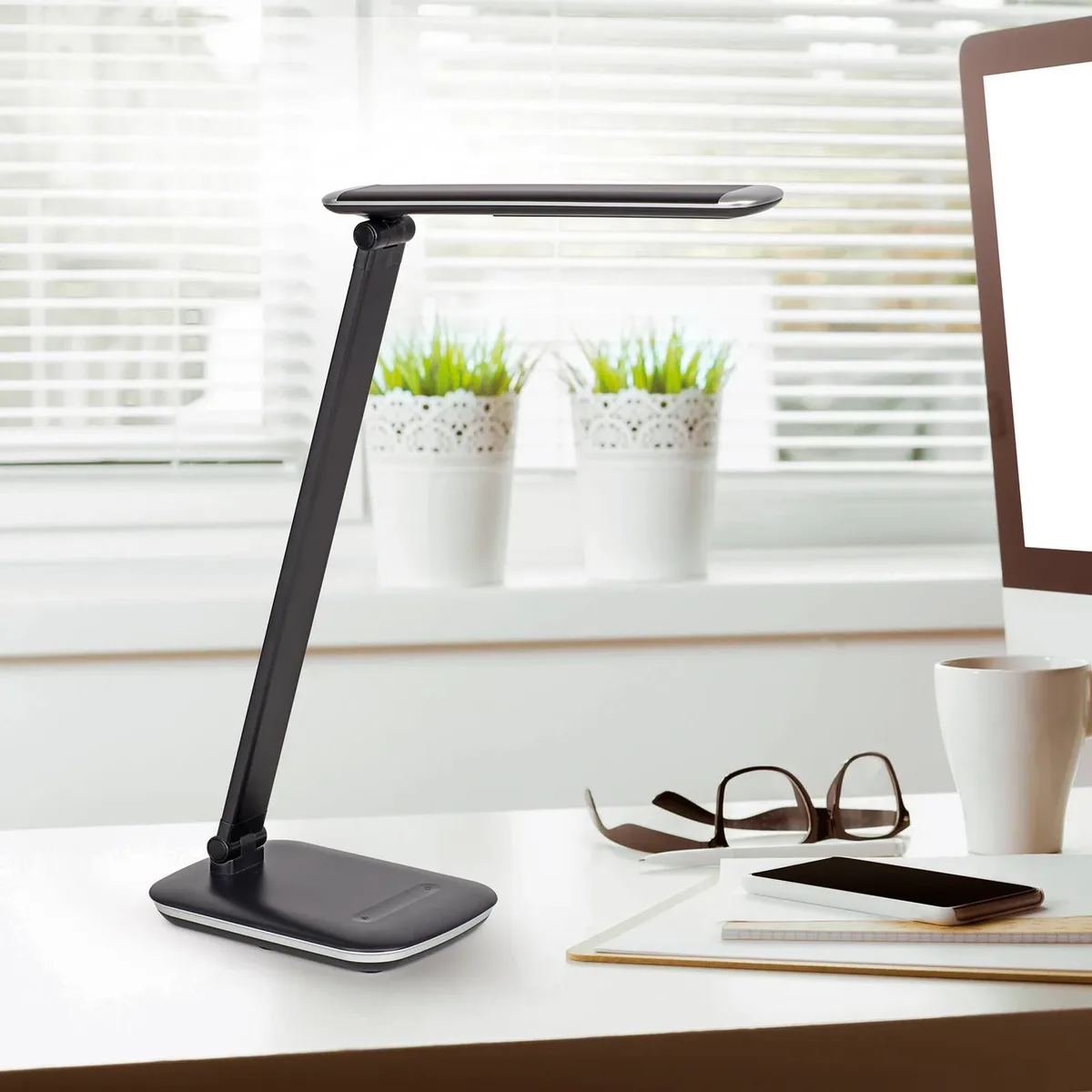 LED tafellamp MAULjazzy, hoogte 43 cm, dimbaar USB-poort van Maul in Zwart – productfoto