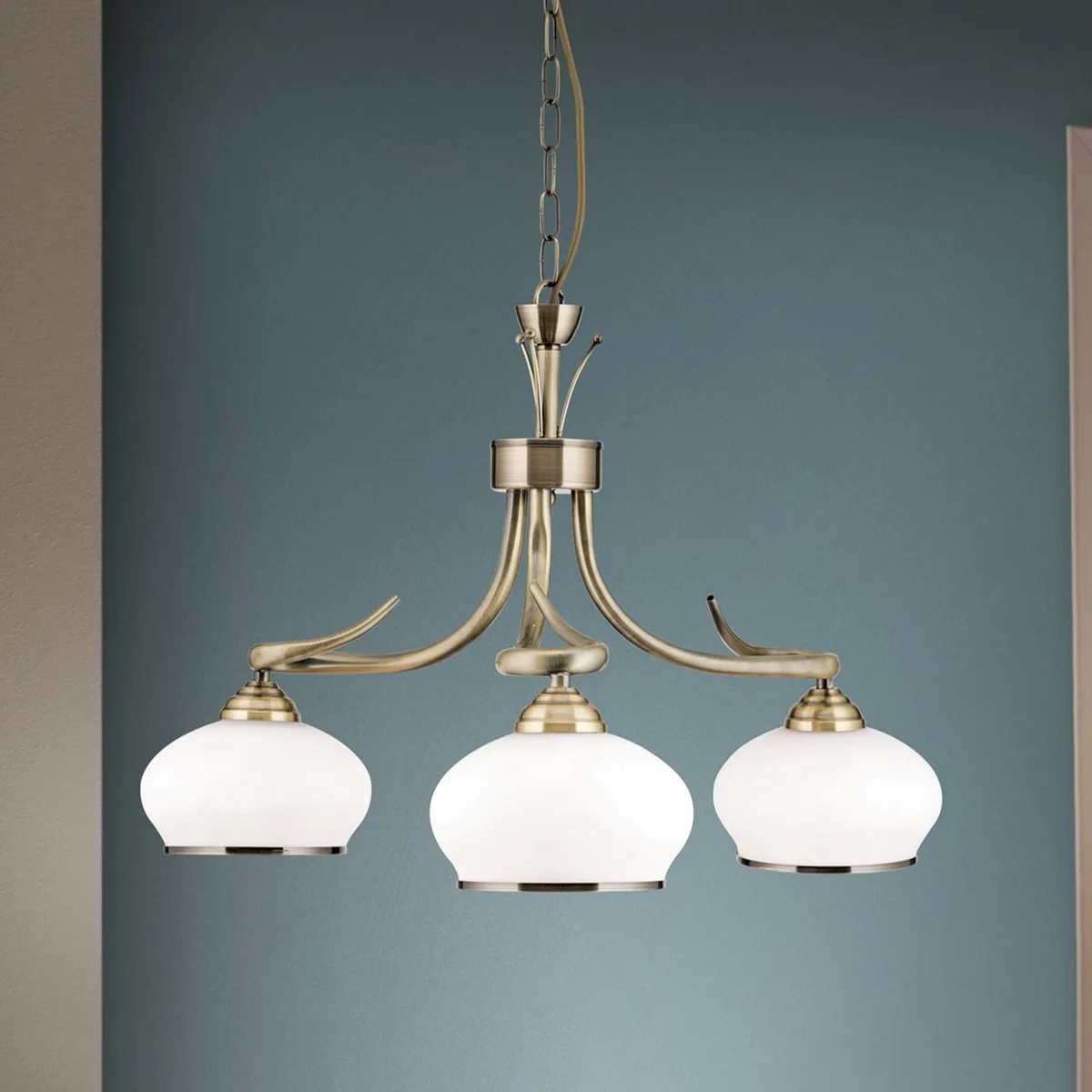 Aparte hanglamp Elvira, 5-lichts van Orion in Zijdemat opaalwit, Oudmessing – productfoto