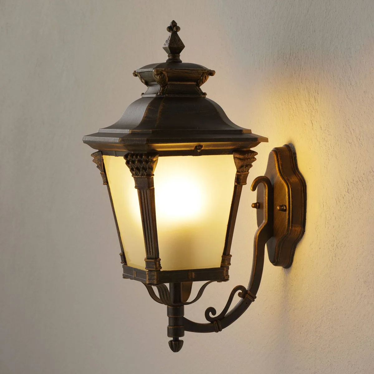 Buitenwandlamp Aiko staand nostalgisch de Orion en Patina, Wit gesatineerd – photo produit