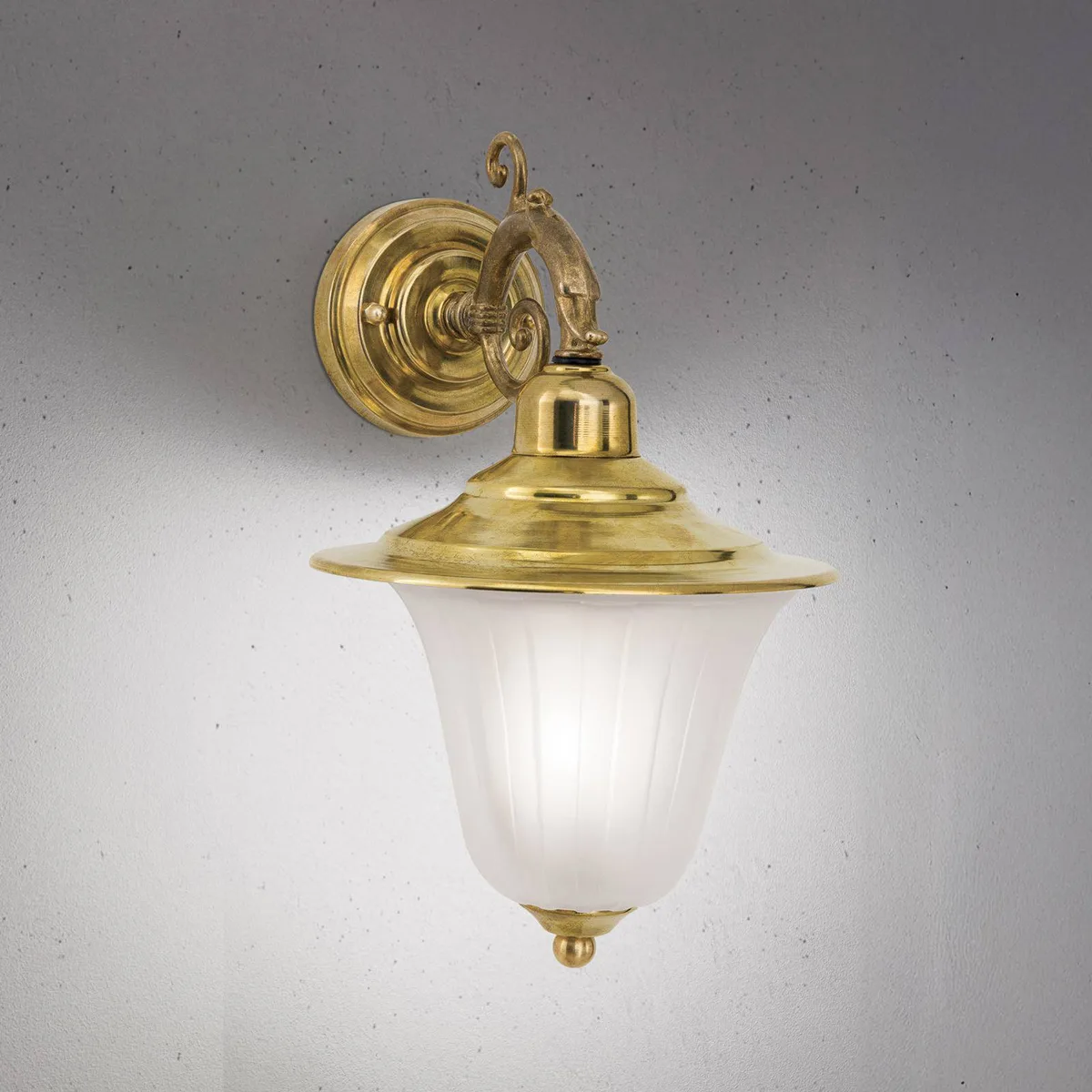 Buitenwandlamp Yard, messing, glas gesatineerd, E27, IP43 von Orion in Messing, Gesatineerd – Produktfoto