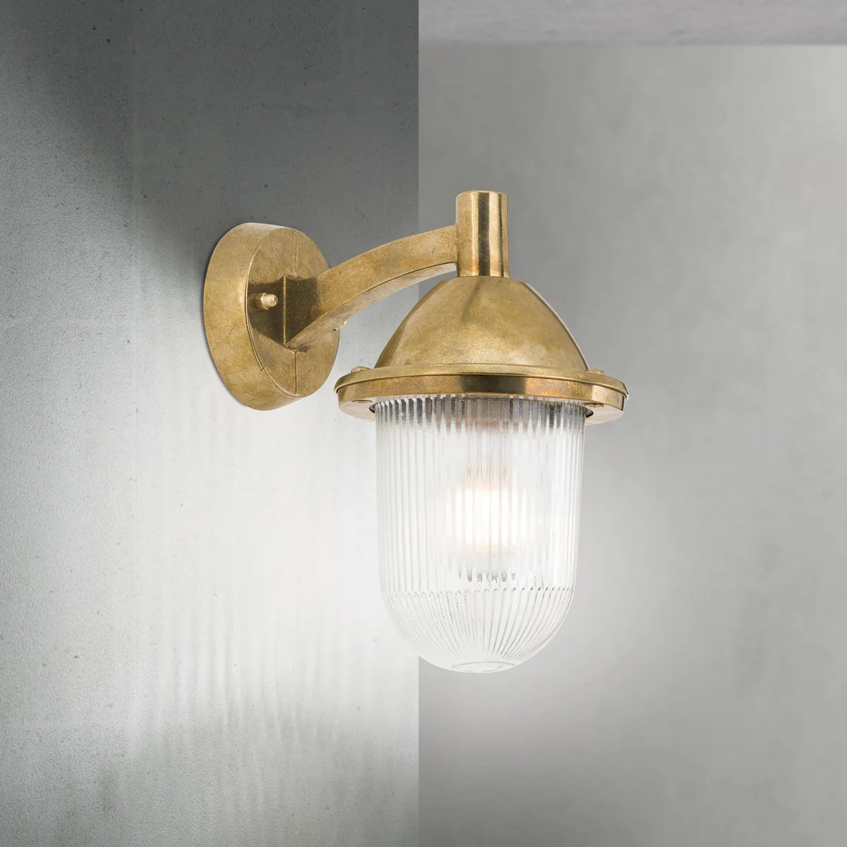 Buitenwandlamp York, messing, geribbeld glas, E27, IP54 von Orion in Messing, Helder – Produktfoto