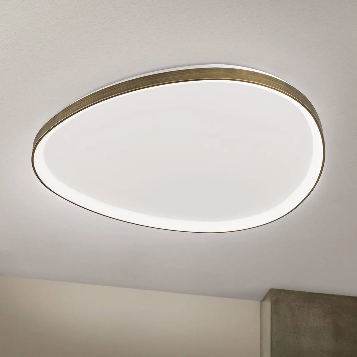 Charlie LED plafondlamp, Ø 80 cm, opaalwit, antiek messingkleur by Orion in Wit opaal, Antiek messing – product photo