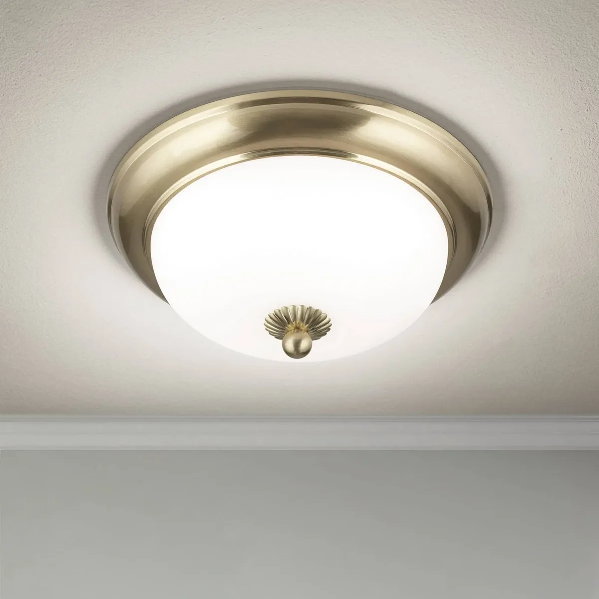 Empire plafondlamp, Ø 26,5 cm, messing, mat opaalglas von Orion in Messing, Opaal mat – Produktfoto