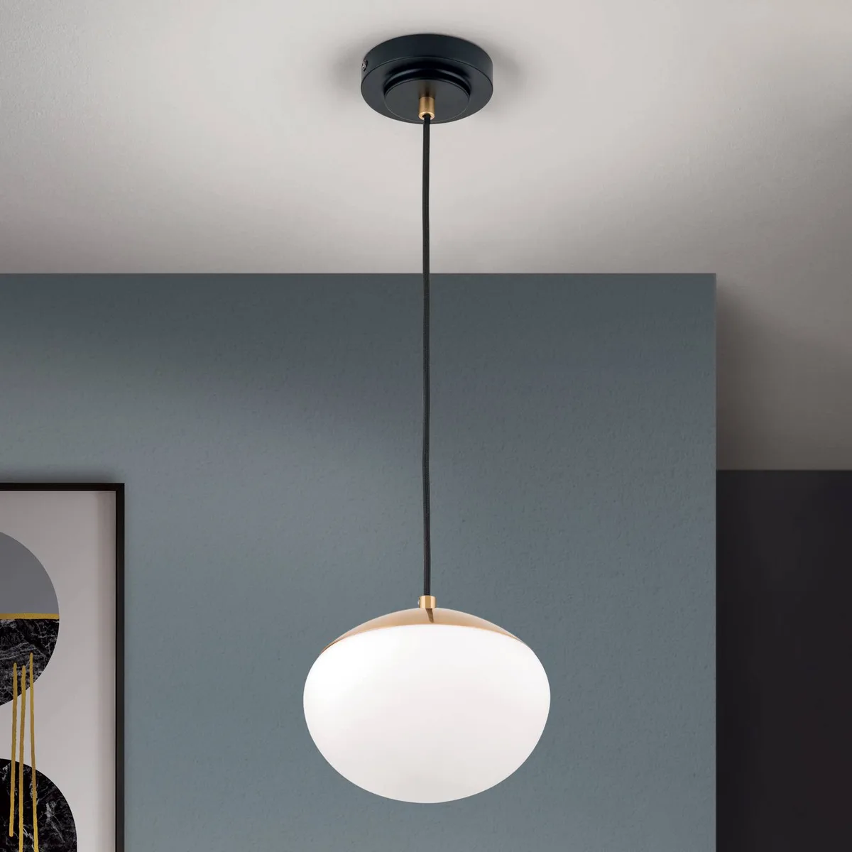 Hanglamp Josephine, 1-lamp von Orion in Messing, Schwarz, Opaal mat – Produktfoto