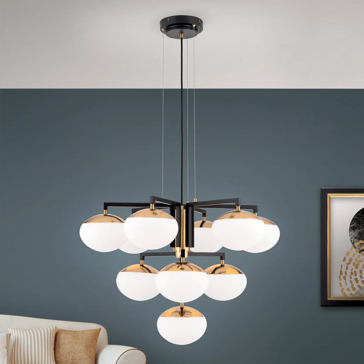 Hanglamp Josephine, 10-lamps von Orion in Schwarz, Messing mat, Wit opaal – Produktfoto