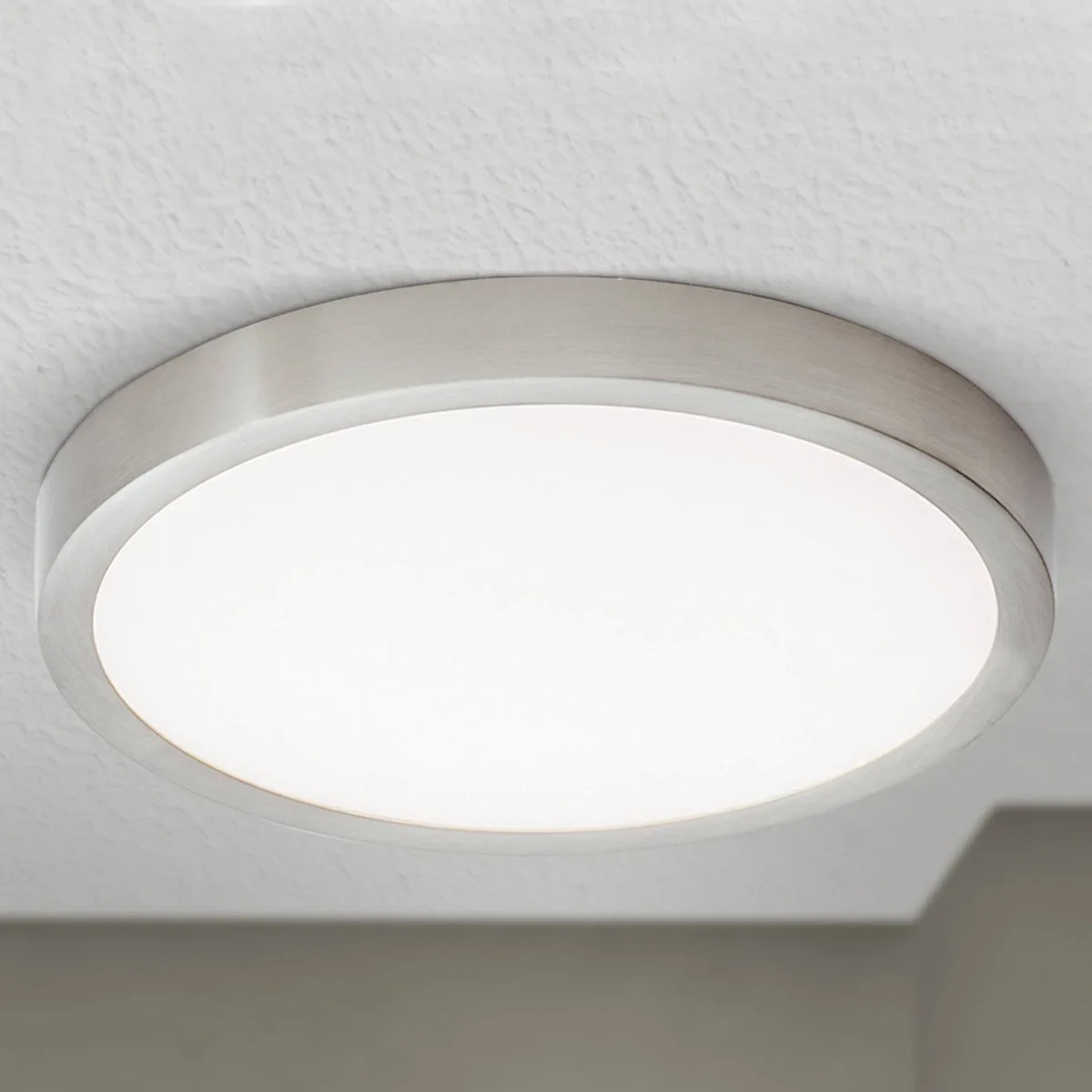 Heel platte LED plafondlamp Vika, 23 cm van Orion in Mat aluminium, Opaal – productfoto