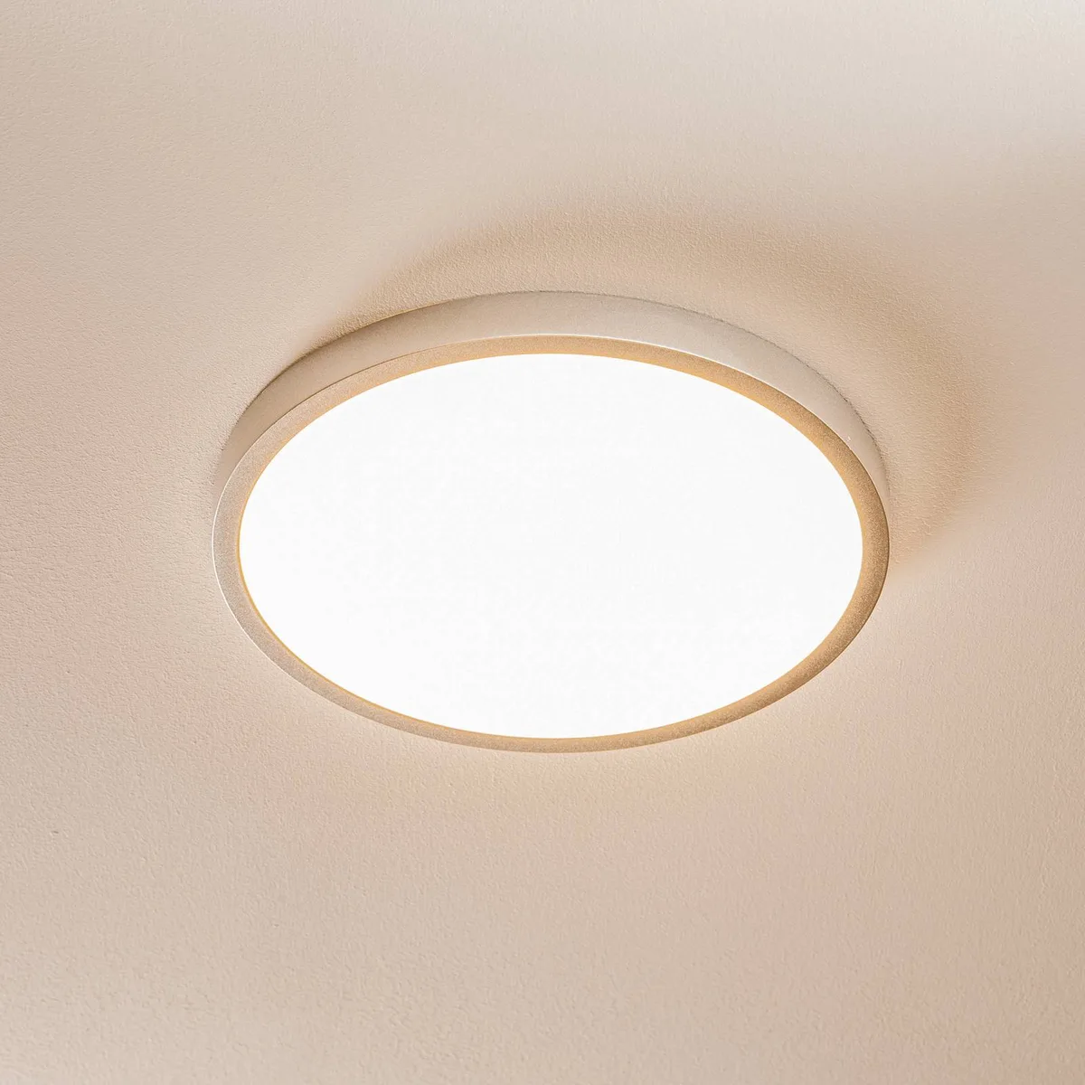 Heel platte LED plafondlamp Vika, 30 cm de Orion en Mat aluminium, Opaal – photo produit