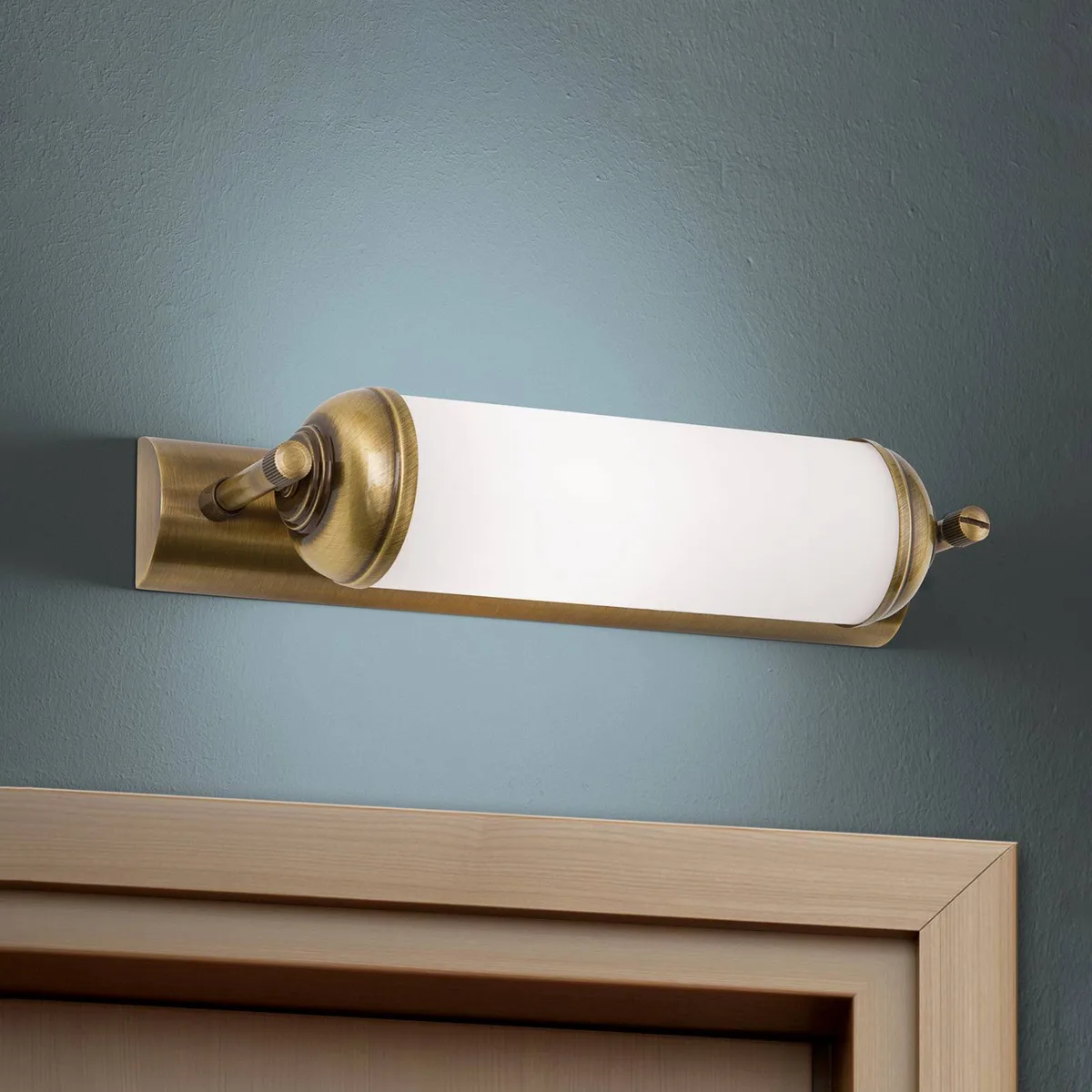 Hoogwaardige wandlamp Elida, 1-lichts by Orion in Oud-messing, Opaalwit – product photo