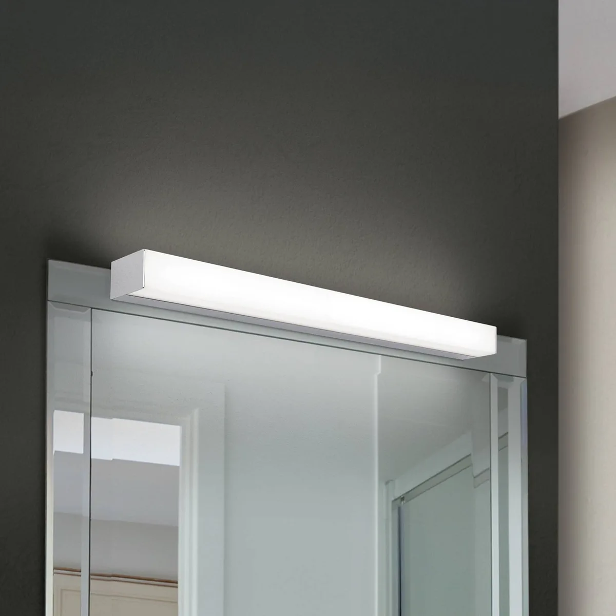 Horizon LED spiegellamp, breedte 60 cm, chroom, IP44 de Orion en Chrome, Opaal mat – photo produit