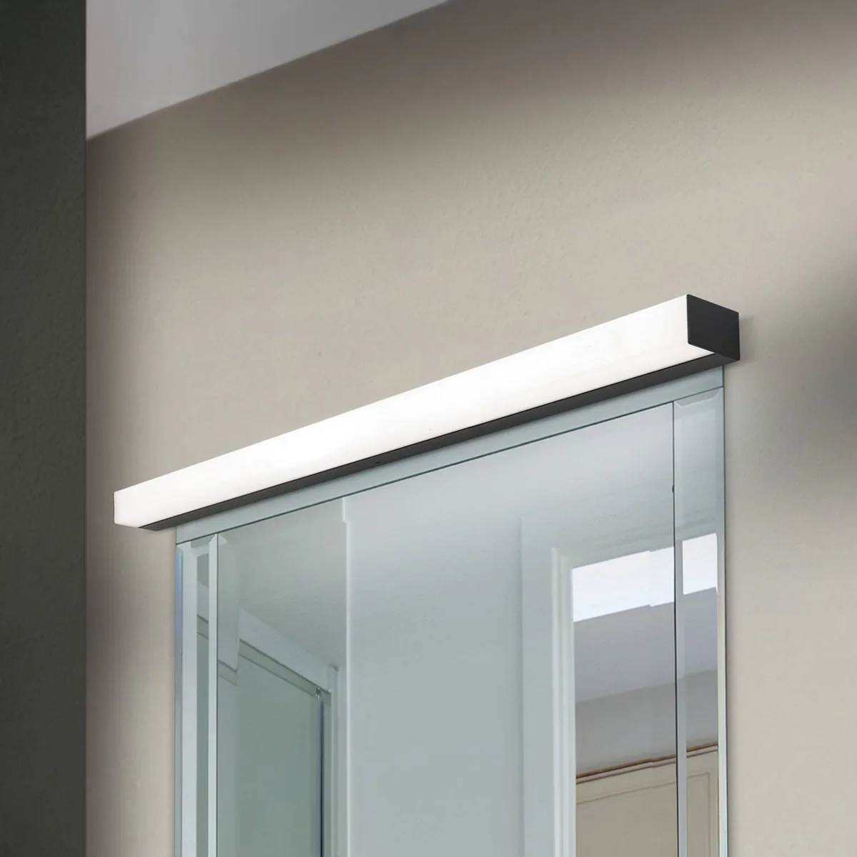 Horizon LED spiegellamp, breedte 90 cm, zwart, IP44 de Orion en Noir, Opaal mat – photo produit